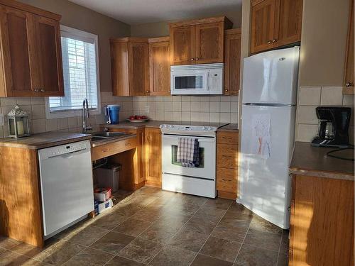 102A-10042 Township Road 422, Rural Ponoka County, AB - Indoor Photo Showing Kitchen With Double Sink