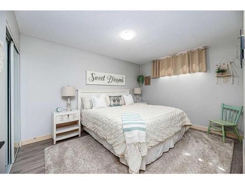 711 Elk Street, Sunbreaker Cove, AB - Indoor Photo Showing Bedroom