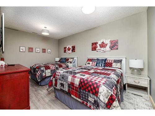 711 Elk Street, Sunbreaker Cove, AB - Indoor Photo Showing Bedroom