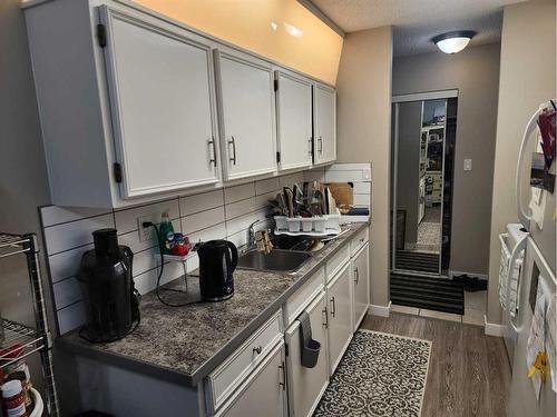 105-5812 61 Street, Red Deer, AB - Indoor Photo Showing Kitchen