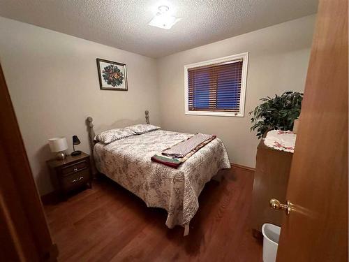 6123 52 Street Close, Ponoka, AB - Indoor Photo Showing Bedroom