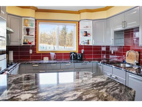 29 Lakeview Drive, Hardisty, AB - Indoor Photo Showing Kitchen