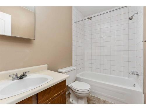 403-5418 52 Street, Camrose, AB - Indoor Photo Showing Bathroom