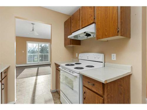 403-5418 52 Street, Camrose, AB - Indoor Photo Showing Kitchen