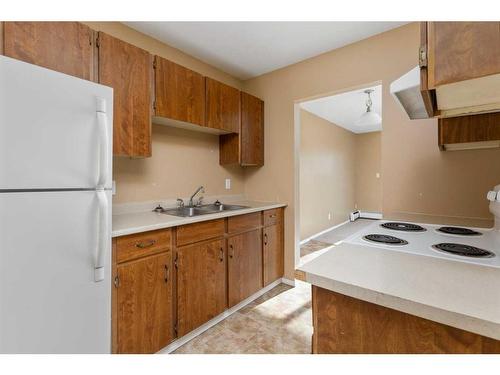 403-5418 52 Street, Camrose, AB - Indoor Photo Showing Kitchen With Double Sink
