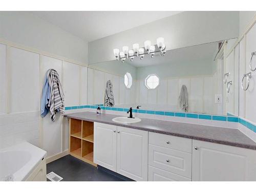 503-5220 50A  Ave, Sylvan Lake, AB - Indoor Photo Showing Bathroom