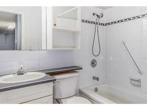 206-5330 47 Avenue, Red Deer, AB - Indoor Photo Showing Bathroom