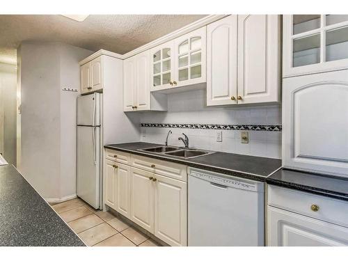 206-5330 47 Avenue, Red Deer, AB - Indoor Photo Showing Kitchen With Double Sink