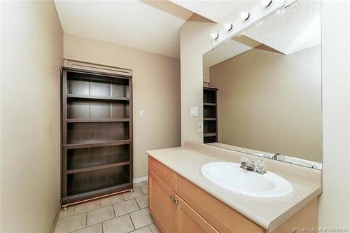 256-103 Hermary Street, Red Deer, AB - Indoor Photo Showing Bathroom