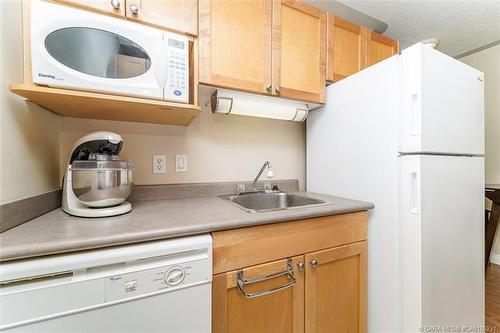 256-103 Hermary Street, Red Deer, AB - Indoor Photo Showing Kitchen