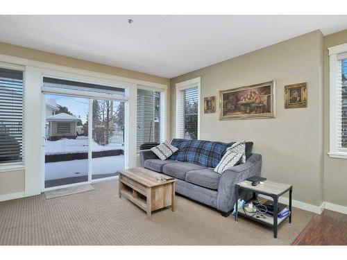 105-4707 50 Street, Sylvan Lake, AB - Indoor Photo Showing Living Room