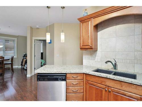 105-4707 50 Street, Sylvan Lake, AB - Indoor Photo Showing Kitchen With Double Sink With Upgraded Kitchen