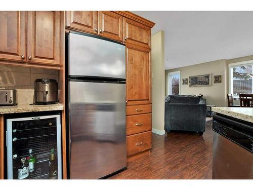 105-4707 50 Street, Sylvan Lake, AB - Indoor Photo Showing Kitchen