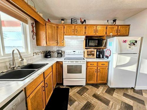 1001 10 Avenue Se, Slave Lake, AB - Indoor Photo Showing Kitchen With Double Sink