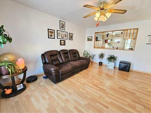 1001 10 Avenue Se, Slave Lake, AB - Indoor Photo Showing Living Room