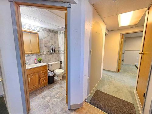 1001 10 Avenue Se, Slave Lake, AB - Indoor Photo Showing Bathroom
