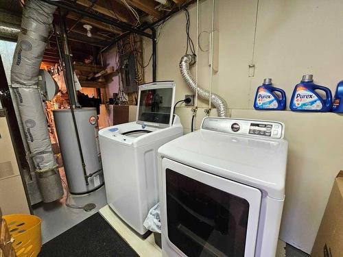 1001 10 Avenue Se, Slave Lake, AB - Indoor Photo Showing Laundry Room