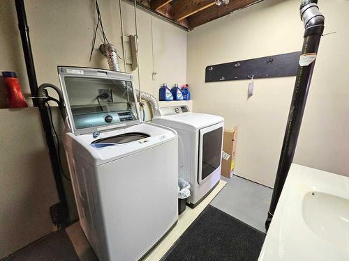 1001 10 Avenue Se, Slave Lake, AB - Indoor Photo Showing Laundry Room