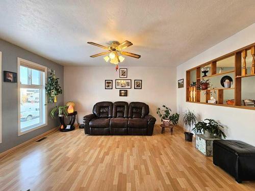 1001 10 Avenue Se, Slave Lake, AB - Indoor Photo Showing Living Room
