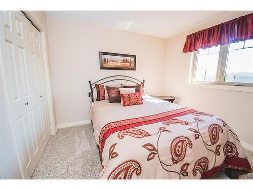 524 Summer Crescent, Rural Ponoka County, AB - Indoor Photo Showing Bedroom