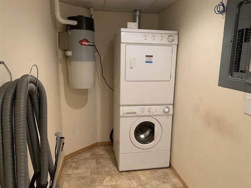 105-5205 Woodland Road, Innisfail, AB - Indoor Photo Showing Laundry Room