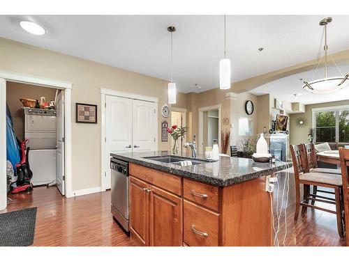 307-4707 50 Street, Sylvan Lake, AB - Indoor Photo Showing Kitchen With Double Sink