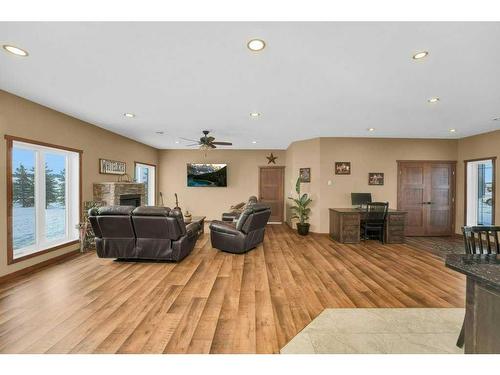 433002 Range Road 24, Rural Ponoka County, AB - Indoor Photo Showing Living Room