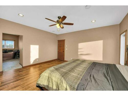 433002 Range Road 24, Rural Ponoka County, AB - Indoor Photo Showing Bedroom