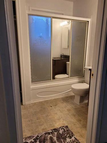 5029 47 Street, Sylvan Lake, AB - Indoor Photo Showing Bathroom