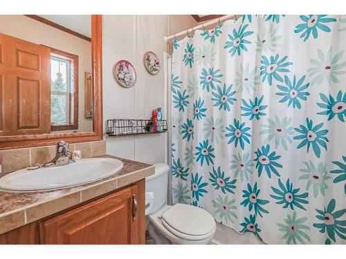 113 1 Avenue, Leslieville, AB - Indoor Photo Showing Bathroom
