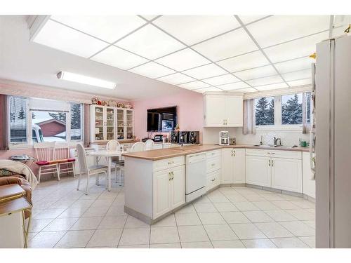 3 Rustic Road, Norglenwold, AB - Indoor Photo Showing Kitchen