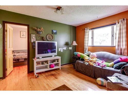 1156 Highway 11A, Sylvan Lake, AB - Indoor Photo Showing Living Room
