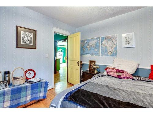 1156 Highway 11A, Sylvan Lake, AB - Indoor Photo Showing Bedroom