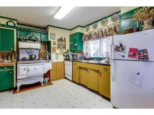 1156 Highway 11A, Sylvan Lake, AB - Indoor Photo Showing Kitchen