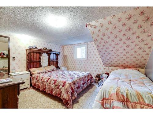 1156 Highway 11A, Sylvan Lake, AB - Indoor Photo Showing Bedroom