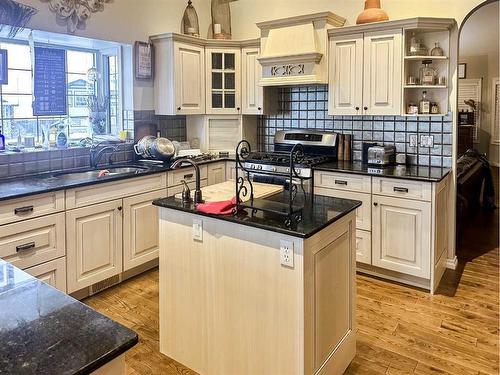 26 Lindsay Crescent, Sylvan Lake, AB - Indoor Photo Showing Kitchen