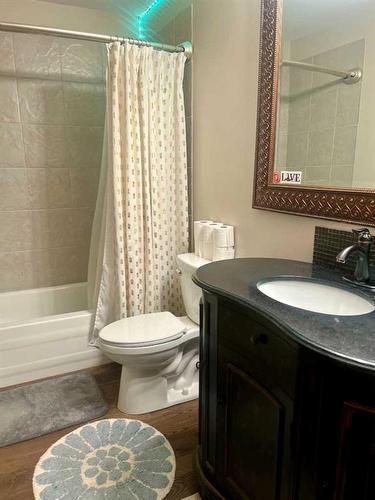 26 Lindsay Crescent, Sylvan Lake, AB - Indoor Photo Showing Bathroom