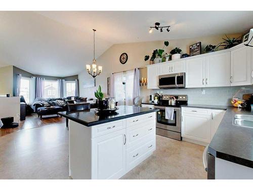 585 Red Cedar Place, Springbrook, AB - Indoor Photo Showing Kitchen