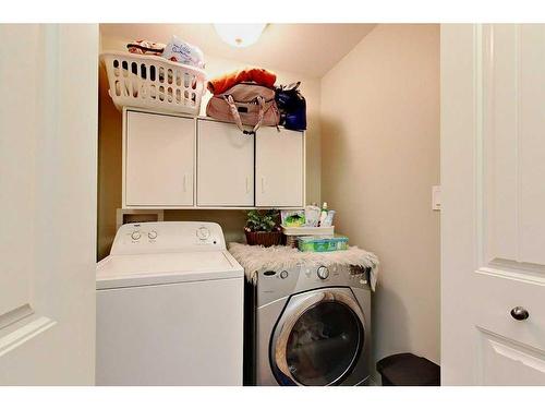 585 Red Cedar Place, Springbrook, AB - Indoor Photo Showing Laundry Room