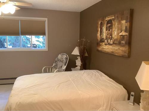 303-5330 47 Avenue, Red Deer, AB - Indoor Photo Showing Bedroom