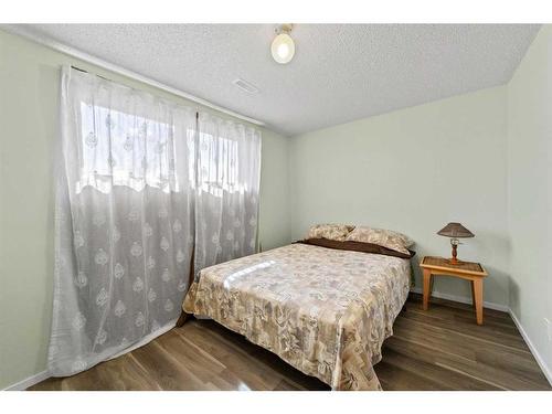 502 Railway Avenue, Bawlf, AB - Indoor Photo Showing Bedroom