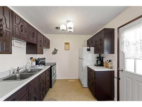 502 Railway Avenue, Bawlf, AB - Indoor Photo Showing Kitchen With Double Sink