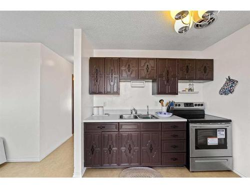 502 Railway Avenue, Bawlf, AB - Indoor Photo Showing Kitchen With Double Sink
