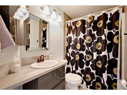 6 Lyon Cres. Crescent, Sylvan Lake, AB - Indoor Photo Showing Bathroom