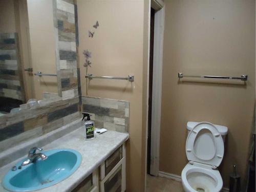 11 Parkland Way, Rural Ponoka County, AB - Indoor Photo Showing Bathroom