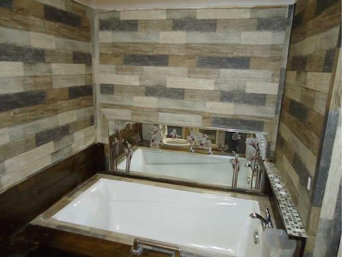 11 Parkland Way, Rural Ponoka County, AB - Indoor Photo Showing Bathroom