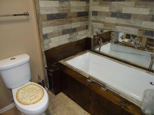 11 Parkland Way, Rural Ponoka County, AB - Indoor Photo Showing Bathroom