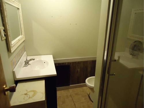 11 Parkland Way, Rural Ponoka County, AB - Indoor Photo Showing Bathroom