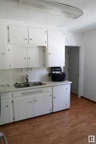 A50066 Rr15, Thorsby, AB - Indoor Photo Showing Kitchen With Double Sink