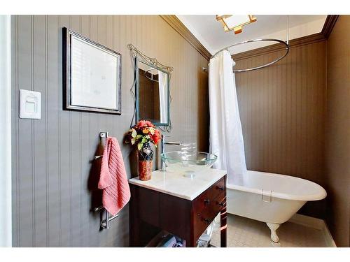 5109 45 Avenue, Red Deer, AB - Indoor Photo Showing Bathroom